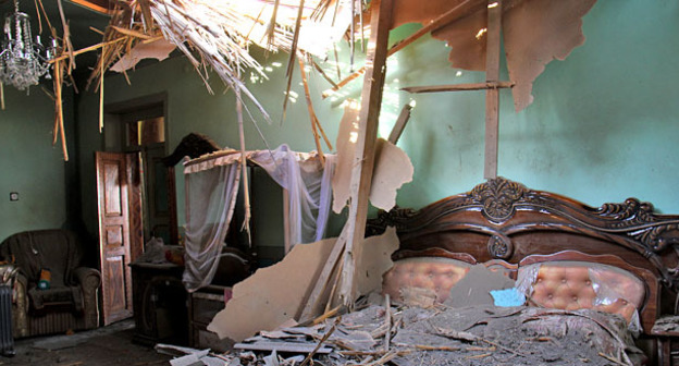 Хозяев не было дома, когда попал снаряд. Тертерский район Азербайджана, 3 апреля 2016 г. Фото Фамиля Махмудбейли для "Кавказского узла"