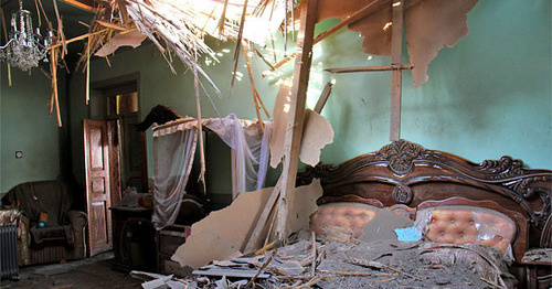 Хозяев не было дома, когда попал снаряд. Тертерский район Азербайджана, 3 апреля 2016 г. Фото Фамиля Махмудбейли для "Кавказского узла" Хозяев не было дома, когда попал снаряд. Тертерский район Азербайджана, 3 апреля 2016 г. Фото Фамиля Махмудбейли для "Кавказского узла"