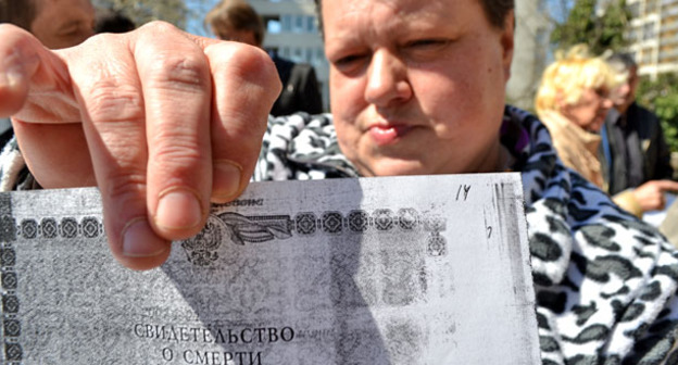 Потерпевшая Ирина Пидболячная со свидетельством о своей смерти, которое получили на нее дочери и затем оформили ее наследство на себя. Фото Светланы Кравченко для "Кавказского узла"