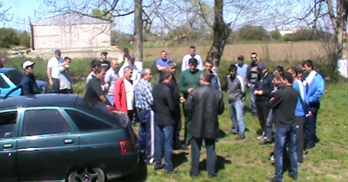 Жители селения Нартан, желающие получить землю. КБР, 21 апреля 2016 г. Фото Людмилы Маратовой для "Кавказского узла" Жители селения Нартан, желающие получить землю. КБР, 21 апреля 2016 г. Фото Людмилы Маратовой для "Кавказского узла"