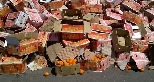 Коробки с мандаринами. Фото: http://www.riadagestan.ru/news/selskoe_khozyaystvo/rosselkhoznadzor_dagestana_unichtozhil_140_tonn_pakistanskikh_mandarinov_vvezennykh_po_poddelnym_sertifikatam/