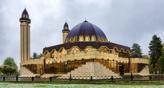 Соборная мечеть Нальчика. Фото http://kbrria.ru/obshchestvo/premer-posetil-sobornuyu-mechet-nalchika-110