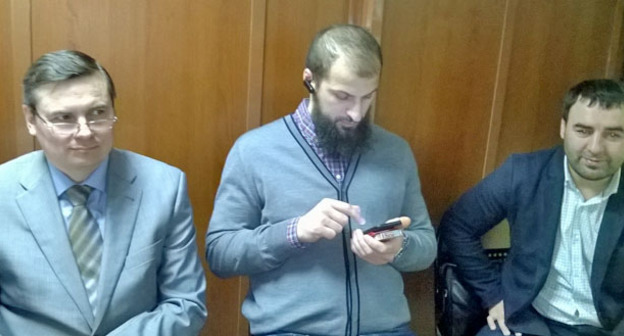 Адвокаты обвиняемых в подготовке теракта в кинотеатре"Киргизия" у зала судебного заседания. Фото Вячеслава Ферапошкина для "Кавказского узла"