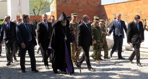 Память жертв геноцида сегодня почтили власти Нагорного Карабаха, представители духовенства, общественности и жители Степанакерта. Степанакерт, Нагорный Карабах. Фото из блога Альберта Восканяна на "Кавказском узле". Память жертв геноцида сегодня почтили власти Нагорного Карабаха, представители духовенства, общественности и жители Степанакерта. Степанакерт, Нагорный Карабах. Фото из блога Альберта Восканяна на "Кавказском узле".