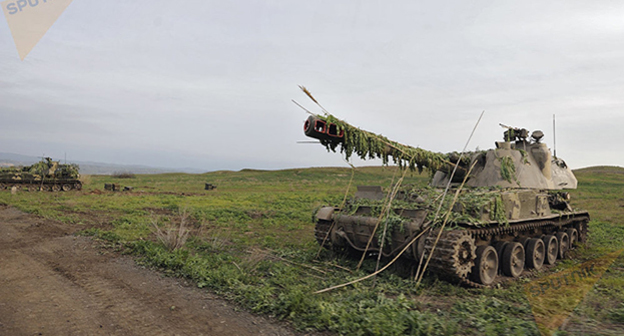 Замаскированный танк. Фото: Asatur Yesayants, http://sputnikarmenia.ru/karabah/20160424/3127526.html
