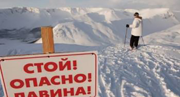 Предупреждающая табличяка на склоне горы. Фото: https://www.facebook.com/mchs.press23/photos/a.662616437167310.1073741825.662616363833984/929018080527143/?type=3&theater