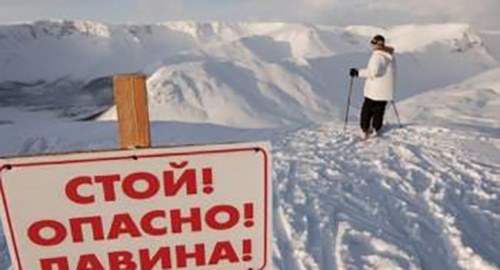 Предупреждающая табличяка на склоне горы. Фото: https://www.facebook.com/mchs.press23/photos/a.662616437167310.1073741825.662616363833984/929018080527143/?type=3&theater