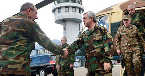 Бако Саакян в аэропорту Степанакерта встречает Сержа Саргсяна (справа), Нагорный Карабах, 18 апреля 2016 г. Фото: RFE/RL