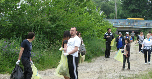 Субботник возле Орджоникидзевского моста. Май 2014 г.  Фото http://kbrria.ru/obshchestvo/v-poyme-reki-nalchik-navodyat-poryadok-3118