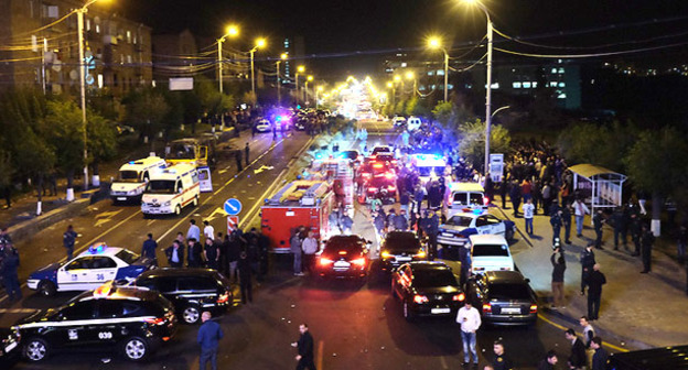 В Ереване на улице Алабяна взорвался автобус. 25 апреля 2016 г. Фото: © PAN Photo / Vahan Stepanyan