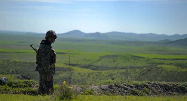 На линии огня военнослужащий армии Нагорного Карабаха. Фото: / © PAN Photo / Davit Hakobyan