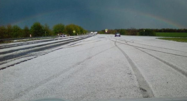 Усеянная градом дорога. Фото: http://bloknot-stavropol.ru/news/grad-unichtozhil-bolee-25-tysyach-gektarov-selskokh-738279