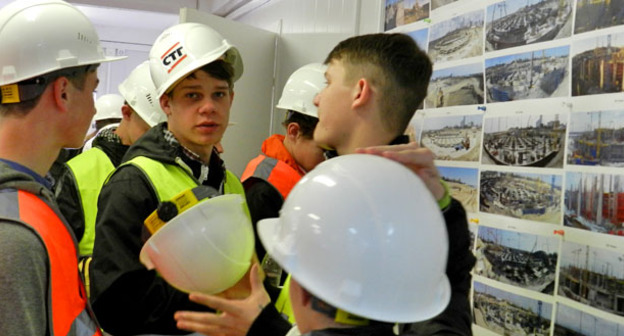 Подростки из волжского детдома на стадионе "Волгоград-арена". Волгоград, 26 апреля 2016 г. Фото Татьяны Филимоновой для "Кавказского узла"