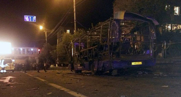 Взорванный автобус. Фото: © SPUTNIK/ DAVID GALSTYAN,http://www.sputnikarmenia.ru/photo/20160425/3160776.html