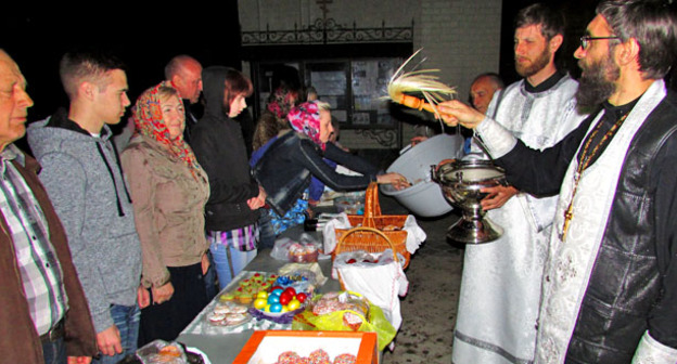 Освящение куличей, яиц и конфет священником храма Препод​обного Сергия Радонежского в Волгограде. 30 апреля 2016 г. Фото Вячеслава Ященко для "Кавказского узла"