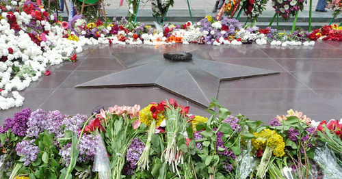 Цветы возле Вечного огня в Ереване. 9 мая 2015 г. Фото Тиграна Петросяна для "Кавказского узла"