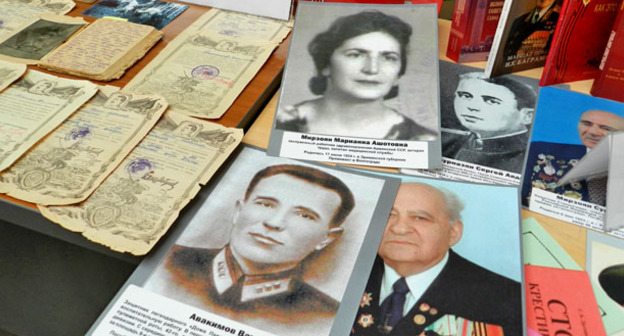 Экспонаты представленные на выставке, на которой были  представлены книги, документы, фото, отражающие подвиг людей различных национальностей в годы Великой Отечественной войны. Волгоград, 5 мая 2016 г. Фото Татьяны Филимоновой для "Кавказского узла"