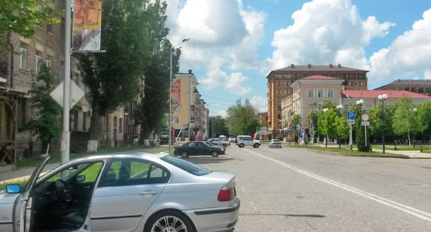 Полицейское оцепление на улице Лорсанова, у здания Центрального роддома Грозного. 9 мая 2016 г. Фото Николая Петрова для "Кавказского узла"