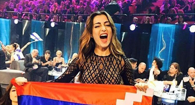 Флаг НКР  руках в руках у Иветы Мукучян на "Евровидении-2016" Фото: blog.mediamall, http://sputnikarmenia.ru/karabah/20160511/3409133.html