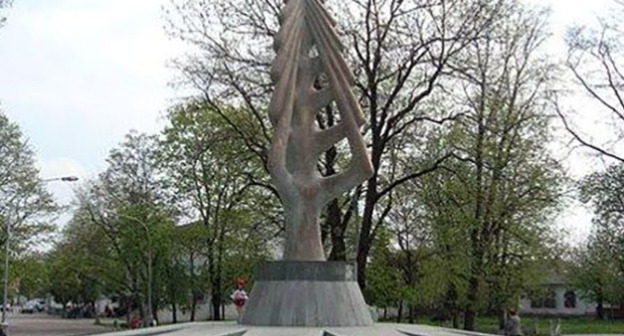 Памятник адыгам — жертвам Кавказской войны в Нальчике. Фото: http://mkkbr.ru/?p=1385