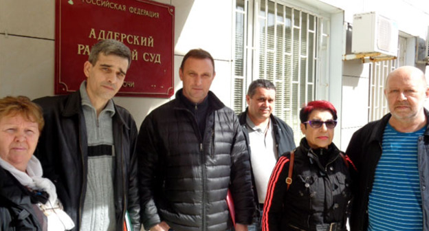 Сергей Фетисов (третий слева) возле Адлеровского районного суда с группой поддержки. Сочи, 12 мая 2016 г. Фото Светланы Кравченко для "Кавказского узла"