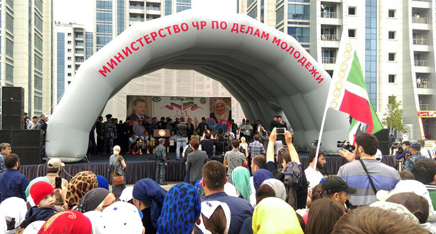 Торжественное мероприятие на третьем международном беговом марафоне "От сердца к сердцу" в Чечне.  Фото: Башира Висатаева, http://www.grozny-inform.ru/news/health/72485/