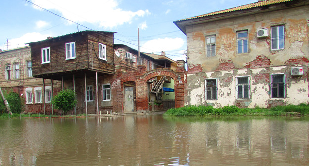 Улица Куйбышева в Астрахани после дождей. Май 2016 г. Фото Вячеслава Ященко для "Кавказского узла"
