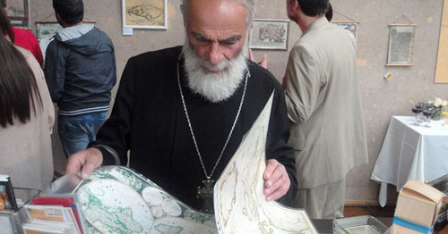 Посетитель выставки копий и факсимиле географических карт. Ереван, 15 мая 2016 г. Фото Армине Мартиросян для "Кавказского узла"