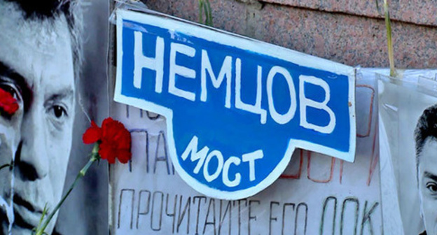 Цветы и портреты Немцова месте убийства. Кадр из видео пользователя Открытая Россия https://www.youtube.com/watch?v=Y_WZ9i31GY0