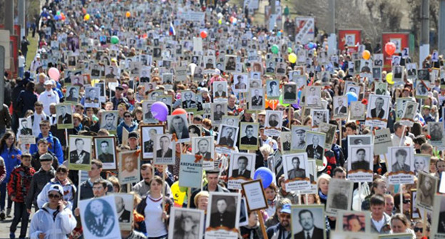 "Бессмертный полк" в Сухуме. 9 мая 2016 г. Фото http://sputnik-abkhazia.ru/Abkhazia/20160425/1018051474.html