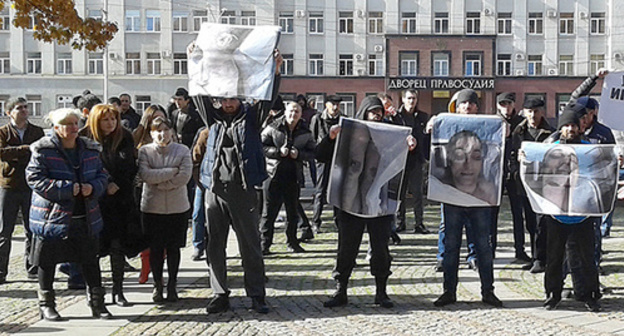 Митинг родственников и соседей погибшего жителя Владикавказа Владимира Цкаева. 2 ноября 2015 г. Фото Эммы Марзоевой для "Кавказского узла"