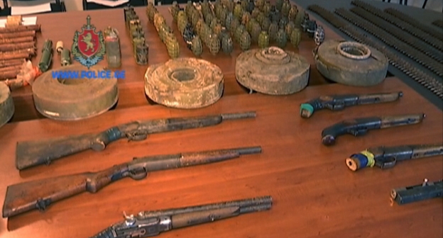 Оружие и боеприпасы из арсенала жителей Самцхе-Джавахетии. Скриншот видеозаписи МВД Грузии, Police.ge