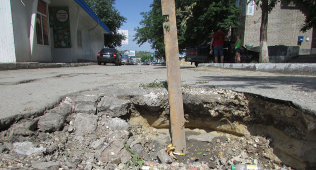 Провал образовавшийся на проезде улицы Рокоссовского в Центральном районе Волгограда. 29 мая 2016 г. Фото Вячеслава Ященко для "Кавказского узла"