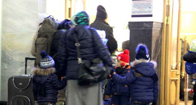 Уезжающая из Чечни семья в очереди на паспортный контроль на железнодорожном вокзале Бреста. Март 2016 г. Фото Ахмеда Альдебирова для "Кавказского узла"