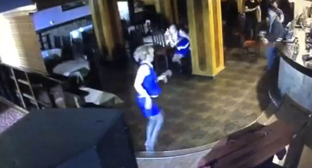 Запись с камеры наблюдения с места нападения на Шахбулата Шамхалаева. Махачкала, 1 июня 2016 г. Кадр из видео пользователя TUT.DAGESTAN https://www.youtube.com/watch?v=_9n6p5fHIyk