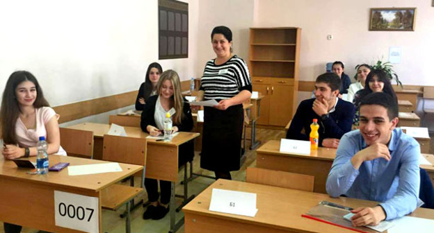 Экзамен по ЕГЭ. КБР, 2 июня 2016 г. Фото Людмилы Маратовой для "Кавказского узла"