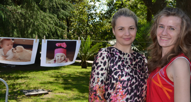 Детская фотовыставка под открытым небом в сквере. Сочи, 2 июня 2016 г. Фото Светланы Кравченко для "Кавказского узла"