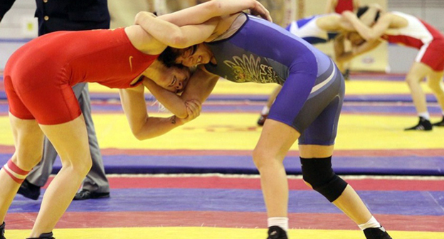 Поединок спортсменок по вольной борьбе. Фото: http://www.visit-petersburg.ru/media/uploads/event/143/143_cover.jpg.840x525_q95_crop_upscale.jpg