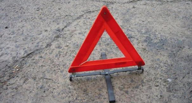 Аварийный знак на дороге. Фото: http://bloknot-volzhsky.ru/news/ocherednoy-peshekhod-iz-volzhskogo-okazalsya-pod-k-751310