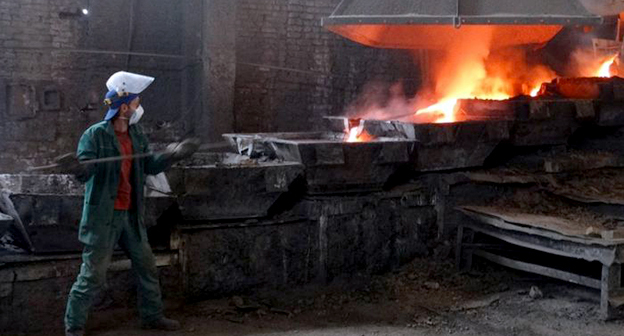 Плавка свинца. Фото: http://electrozinc.ugmk.com/ru/press/index.php?id15=19323