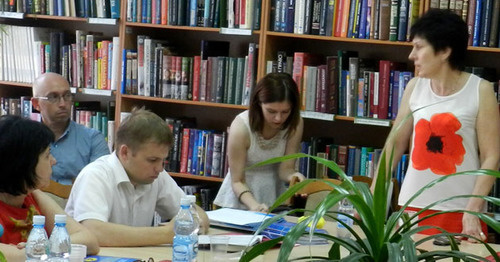 Татьяна Михайленко (справа) во время доклада. Волгоград, 23 июня 2016 г. Фото Татьяны Филимоновой для "Кавказского узла"