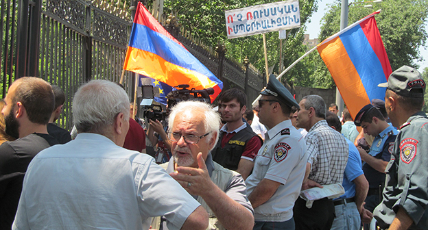 Акция у парламента Армении в Ереване против ратификации армяно-российского.
 соглашения об объединенной системе ПВО. Фото Тиграна Петросяна для "Кавказского узла" 