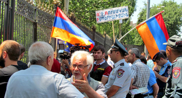 Участники акции против соглашения об объединенной с Россией системе противовоздушной обороны. Ереван, 27 июня 2016 г. Фото Тиграна Петросяна для "Кавказского узла"