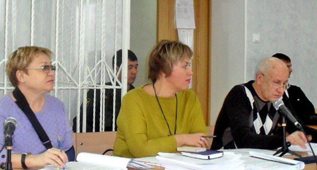 Екатерина Лукьяненко (слева) и адвокаты. Фото: Татьяна Зеленая http://kaspyinfo.ru/79976-2/