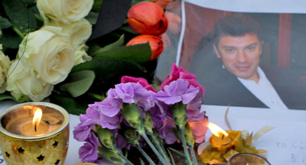 Цветы и свечи возле портрета Бориса Немцова. Фото: U:Dhārmikatva https://ru.wikipedia.org/