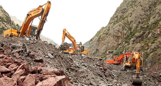 Работы по расчистке трассы Военно-Грузинской дороги от селя. Фото:  http://www.vestikavkaza.ru/analytics/Ros siysko-gruzinskaya-chrezvychaynaya-doroga.html