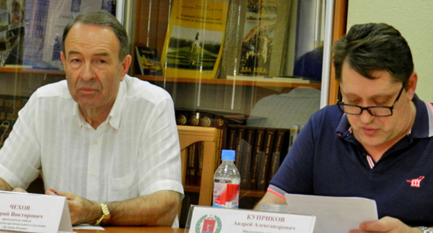 Лидер реготделения «Деловой Росии» Юрий Чехов и председатель комиссии общественной палаты Андрей Куприков (справа). Волгоград, 29 июня 2016 г. Фото Татьяны Филимоновой для "Кавказского узла"