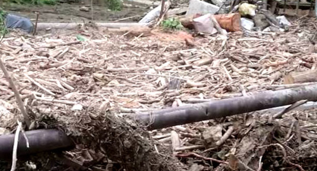 Последствия схода селя в ауле Тхагапш. Сочи, июнь 2016 г. Кадр из видео пользователя Руся Напсо https://www.youtube.com/watch?v=z1OZEVo6N6c