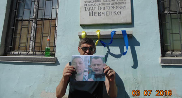 Игорь Стенин у дома Т. Шевченко где останавливался Т.Г. Шевченко . Фото Елены Гребенюк для "Кавказского узла"