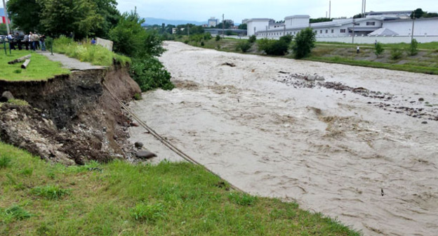 Размытый берег реки Нальчик по улице Второй Таманской дивизии. Нальчик, 3 июля 2016 г. Кадр из видео пользователя Алихан Журтов https://www.youtube.com/watch?v=_ciYGCN8WGU